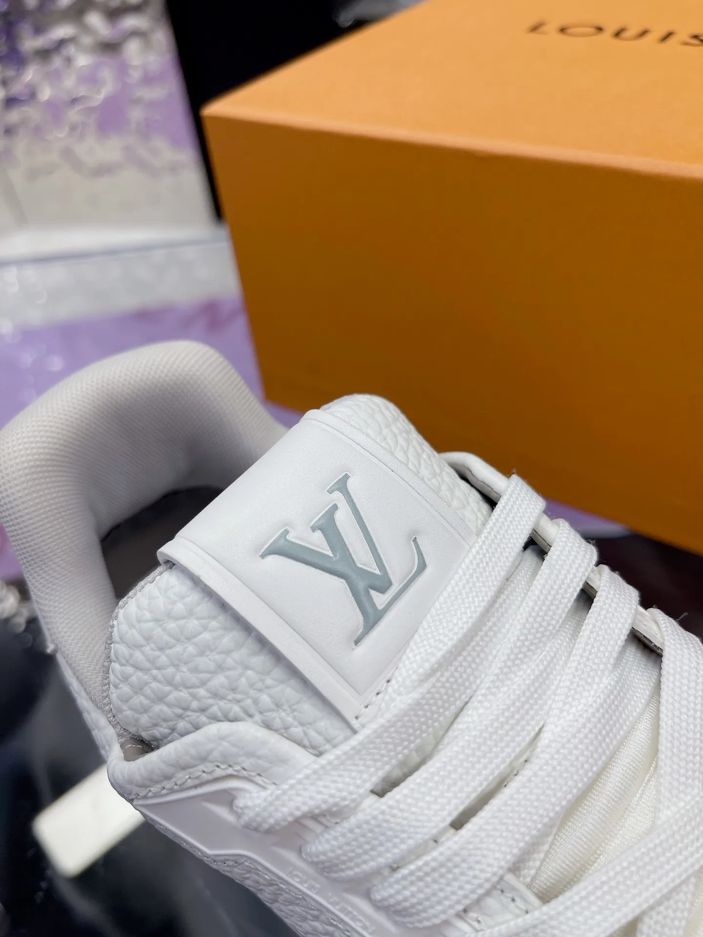 👟👟Ex-factory price 720👟👟 Original development, quality shipments, welcome to compare ❥❥❥❥❥❥LV Trainer Maxi sneakers series LV Trainer Maxi sneakers introduce the loose silhouette of the ready-to-wear series into the LV Trainer sneaker design written by Virgil Abloh, making an eye-catching appearance at the 2024 spring and summer men's wear show. The cow leather upper is combined with rough fabric laces, and colorful beading highlights the brand's classic elements. LV letters mark the tongue and Monogram floral outsole. Mixed materials Made of first-layer cowhide, wrapped in imported custom-printed denim, thick shoelace design, large Monogram print on the side, "lv 54" badges on the tongue and heel, rubber outsole decorated with Monogram flowers, mesh lining and cotton feet, the comfort is as extreme as ever, premium heritage, quality first, worth owning! Size: 35-40 for women, 39-44 for men (45 is custom-made and cannot be returned or exchanged) ♡Full set of packaging with original gift box